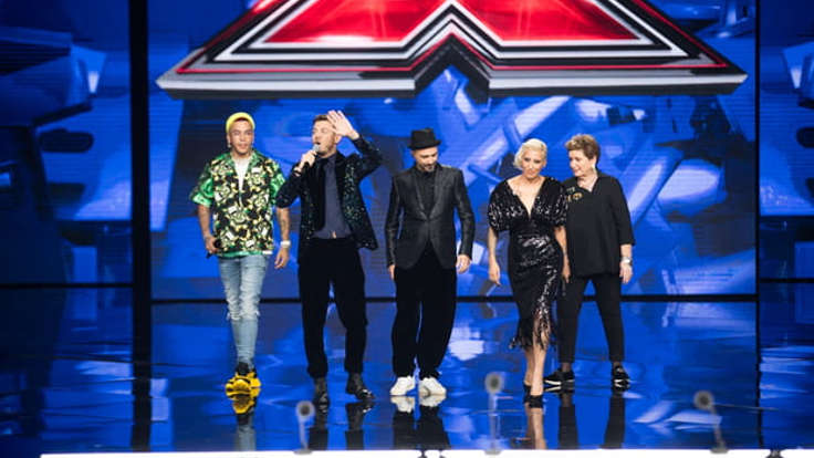 Alessandro Cattelan e la giuria di X-Factor